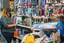 Wal mart targets amazon etoys for holiday rush
