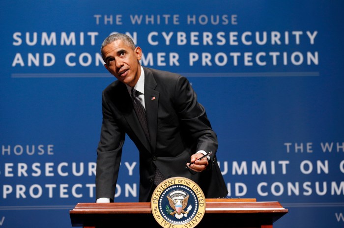 Clinton backs new internet security center