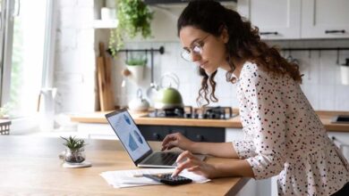 Schwab launches initiative to educate online traders