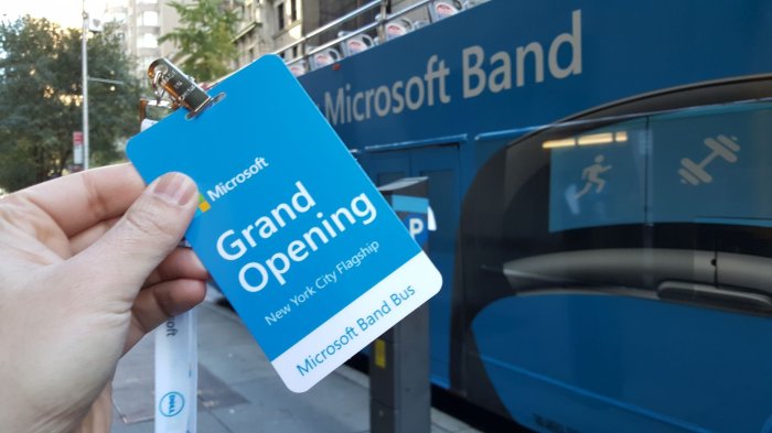 Microsoft to hawk online service at u s malls