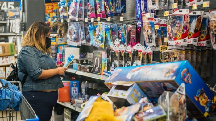 Wal mart targets amazon etoys for holiday rush