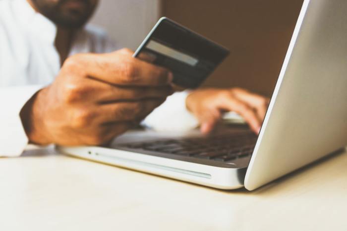 Global e commerce picking up steam