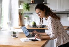 Schwab launches initiative to educate online traders
